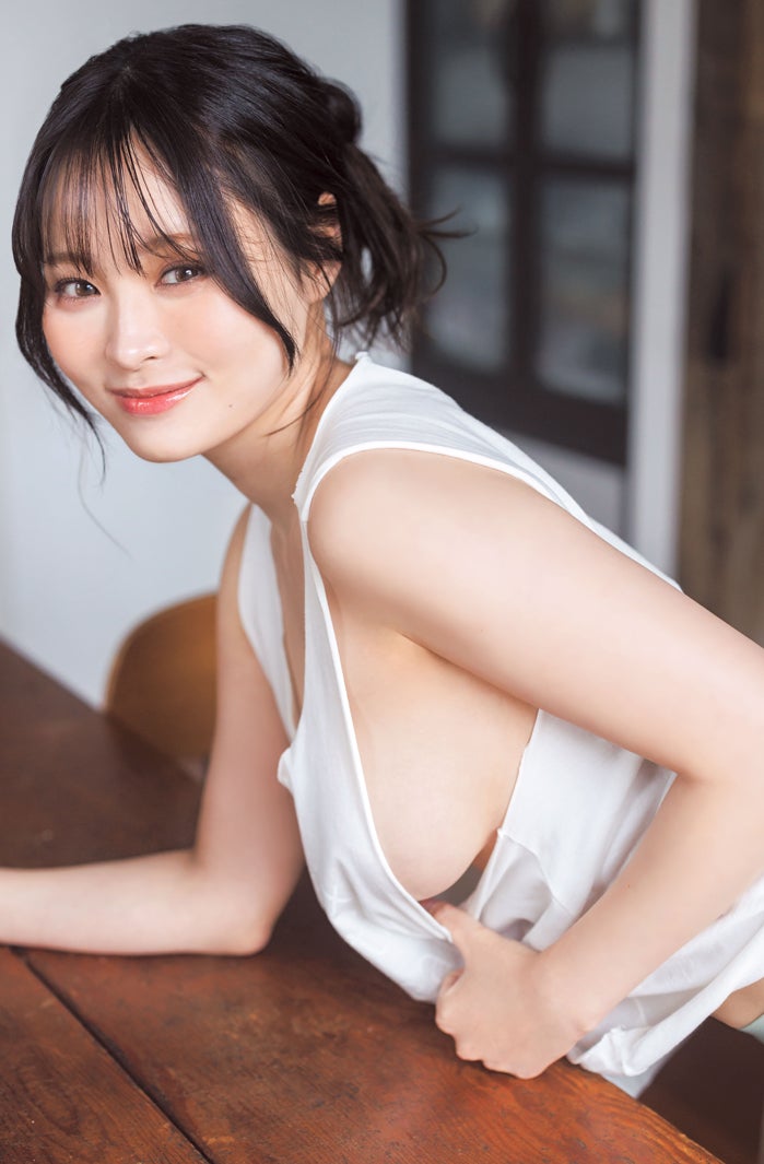 現役女子大生・佐伯澪、大胆衣装で“むっちりスタイル”披露