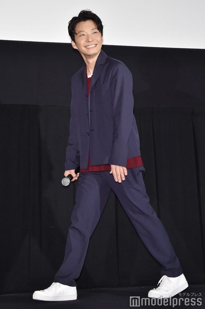 星野源、満面の笑みを浮かべながら登場 (C)モデルプレス