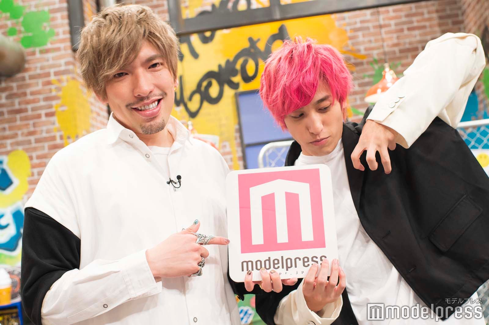 （左）りんたろー。（右）モデルプレスの“m”ポーズを模索中の兼近大樹（C）モデルプレス