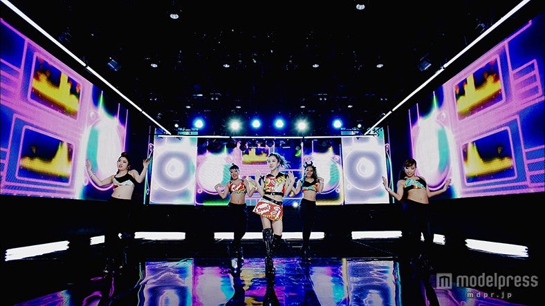 板野友美7thシングル「Gimme Gimme Luv」MVより（C）キングレコード