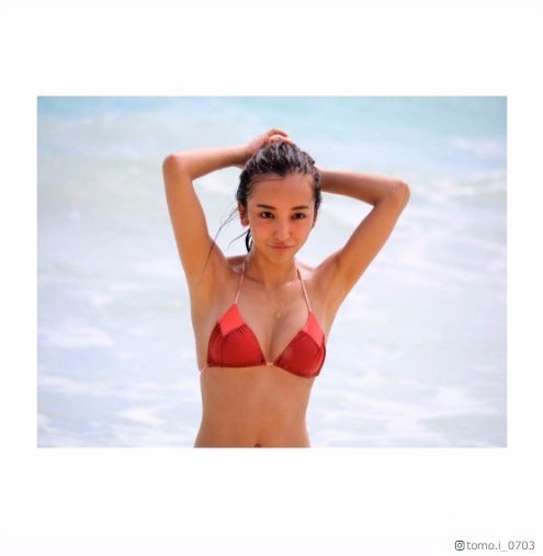 板野友美、SEXYビキニショット続々公開 7年ぶりの試みに反響「肉体の生々しさも追いかけました」 