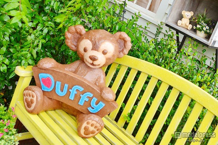 ダッフィーと一緒に座って撮影