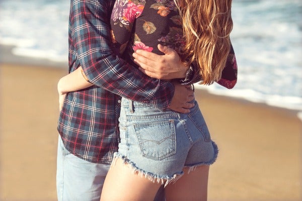 抱きしめたい溢れるほどの 男性が 抱きしめたくなる 時とは モデルプレス