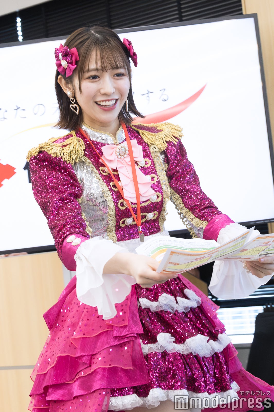 報道陣にチラシを配る小泉遥香（C）モデルプレス