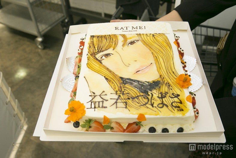 サプライズで用意された益若つばさバースデーケーキ