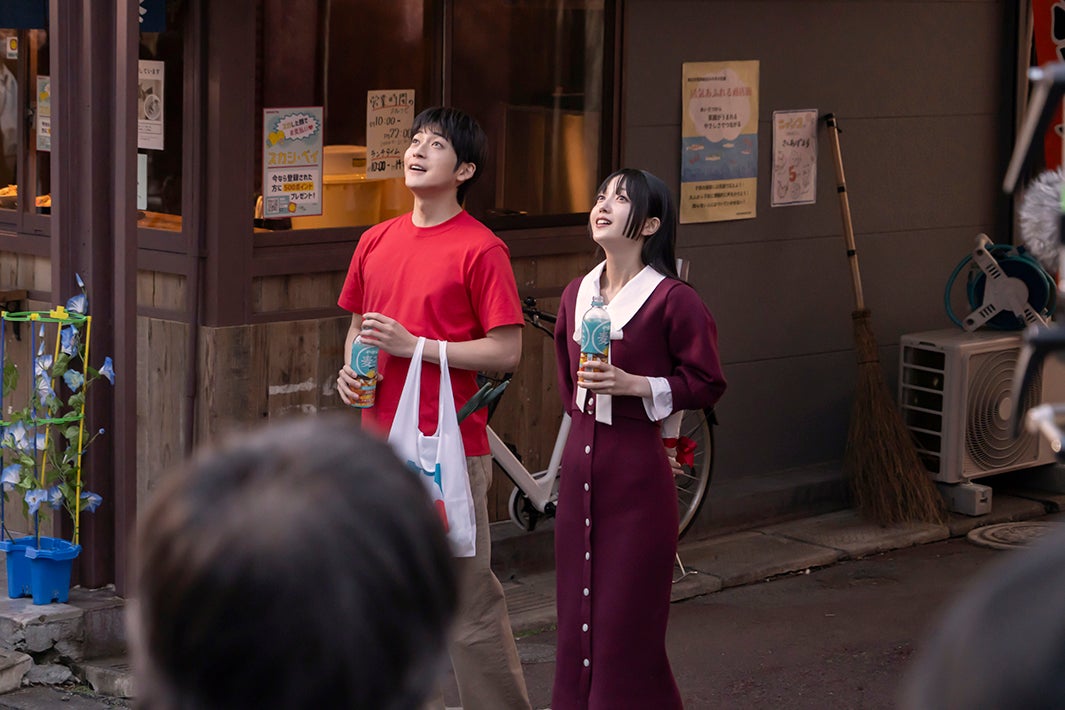 高橋文哉、久保史緒里／「一途なあいちゃんだゾ！」篇より（C）臼井儀人／双葉社・シンエイ・テレビ朝日・ADK
