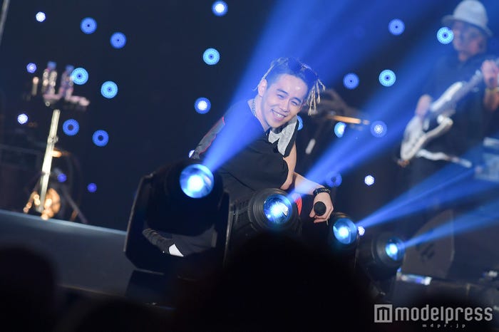 汗を拭いたタオルをファンへ(C)モデルプレス