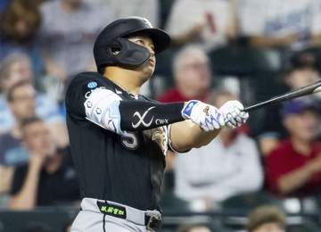 村上宗隆 侍Jの井口監督がメジャー1年目をたたえる「素晴らしかった」弱小球団をPS進出へ「若い選手を引っ張ってくれていい経験ができたと思う」