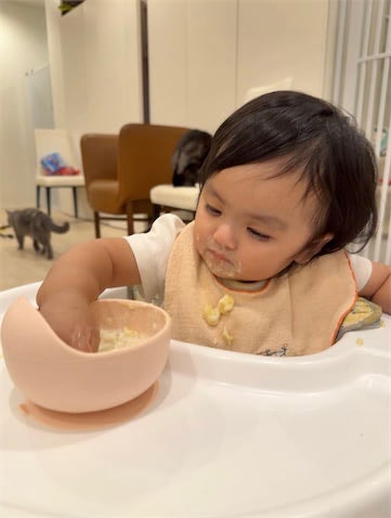 アレクサンダー、次女グーちゃんの手掴み食べに苦笑い「毎日片付けやお風呂大変」