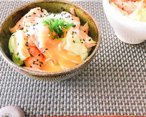 簡単ヘルシーな夜食レシピ「蒸し鶏と春キャベツの甘辛丼~温玉のせ~」【柏原歩のトレンドレシピ】