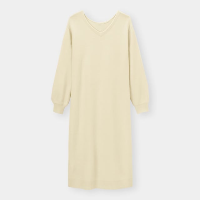 ベージュのVネックニットワンピ