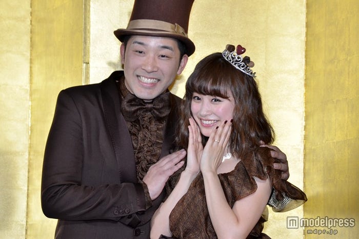 あべこうじ、高橋愛/2014年の結婚記者会見にて(C)モデルプレス