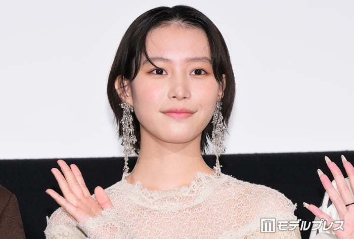 南沙良、美脚透けるシックな黒ドレス姿「上品で素敵」「見とれてしまう」と反響