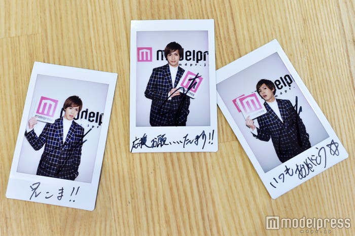 サイン入りチェキ(C)モデルプレス