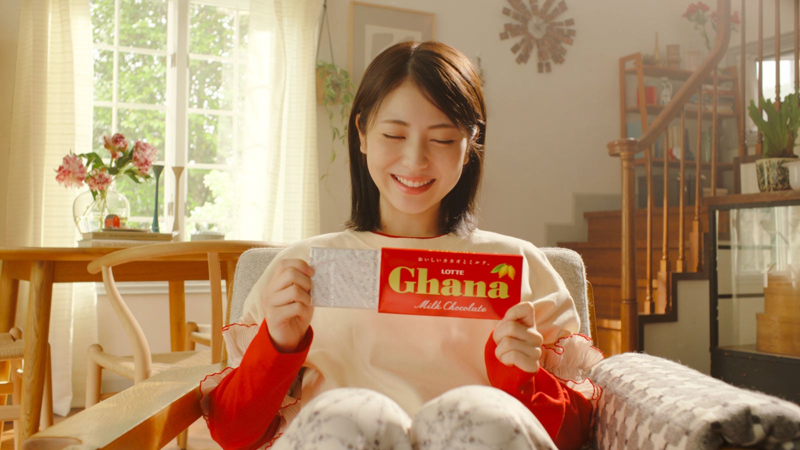 浜辺美波／新TVCM「アガる口どけ」篇より（提供写真）