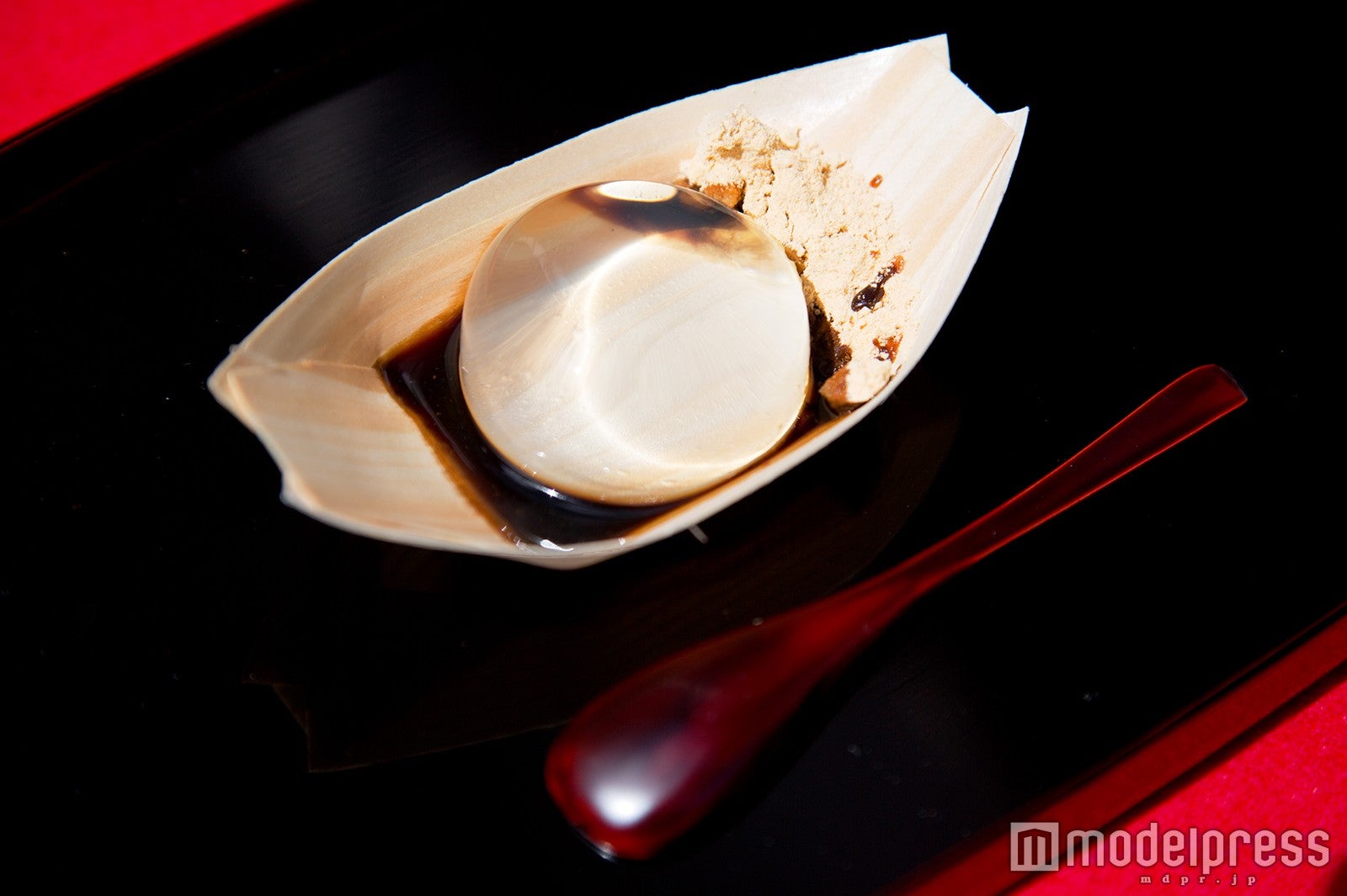 舟皿の底が透けるほどの透明度／画像提供：金精軒製菓