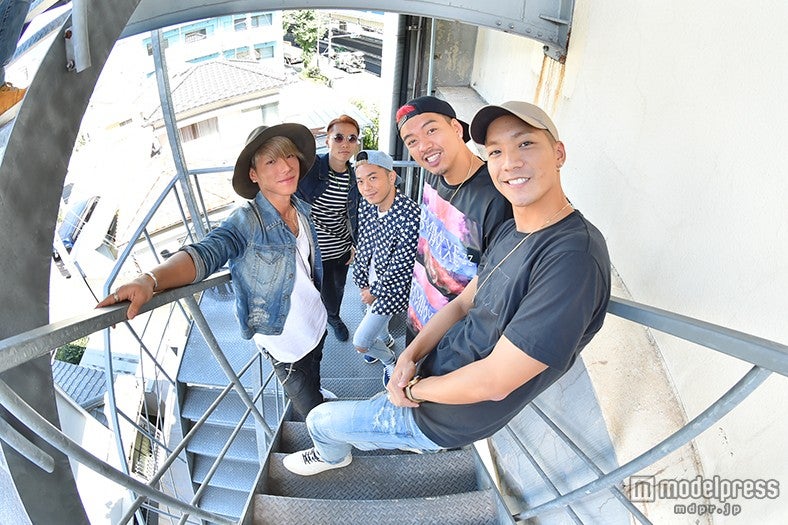 （手前左から時計回り）KAZUKI、P-CHO、GS、KUBO-C、SWAY