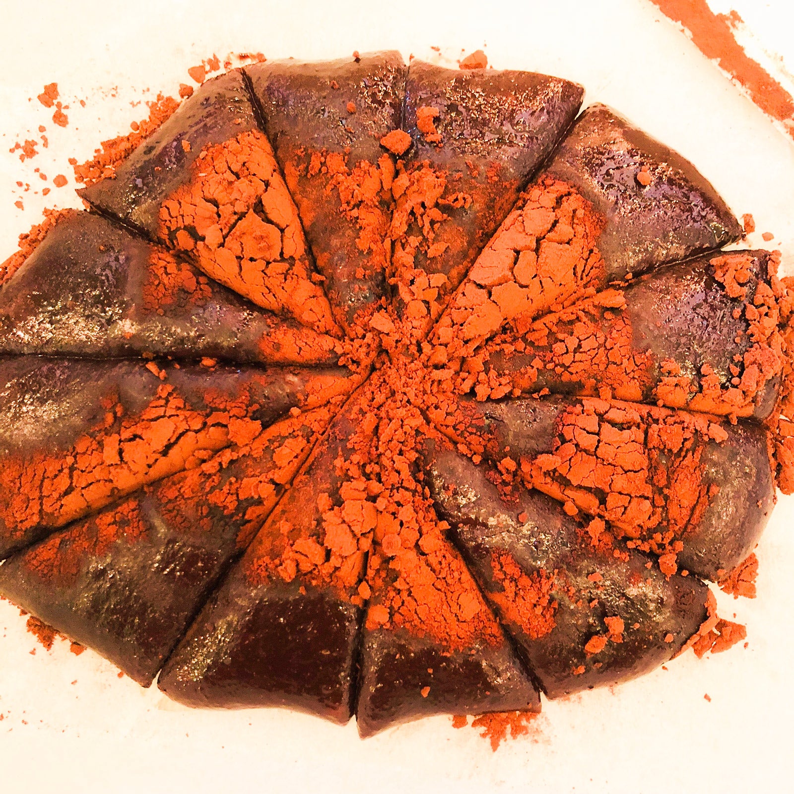 手順2：材料をのせ上からココアパウダーをふるう／画像提供：柏原歩