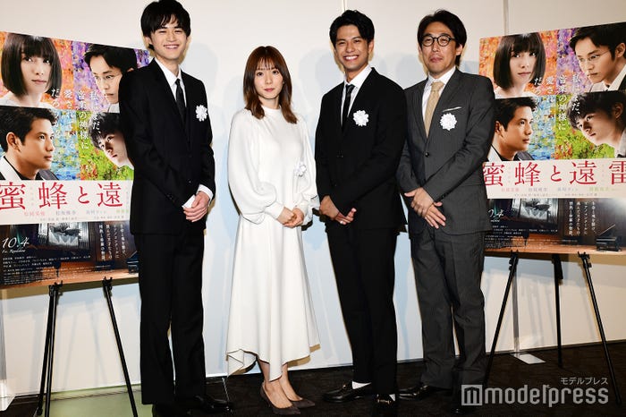 鈴鹿央士、松岡茉優、森崎ウィン、石川慶監督(C)モデルプレス