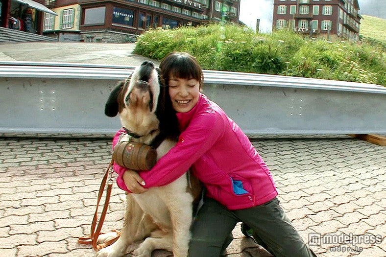 スイスの犬と戯れる菅野美穂（C)NTV