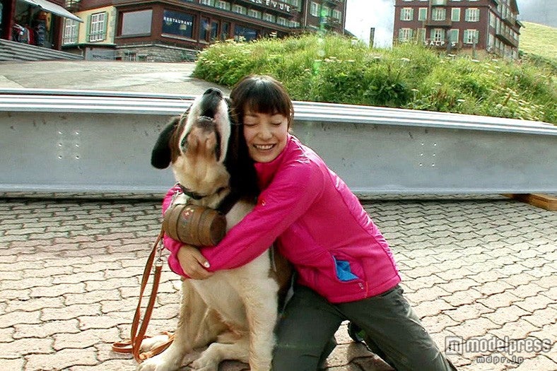 スイスの犬と戯れる菅野美穂（C)NTV