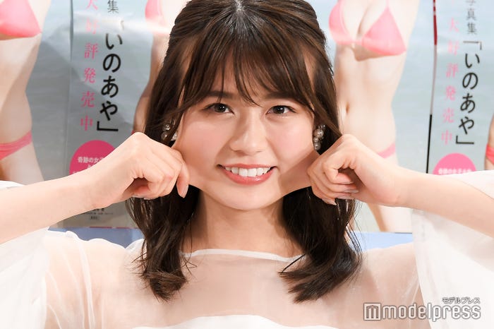 井口綾子“モッツァレラポーズ”披露(C)モデルプレス