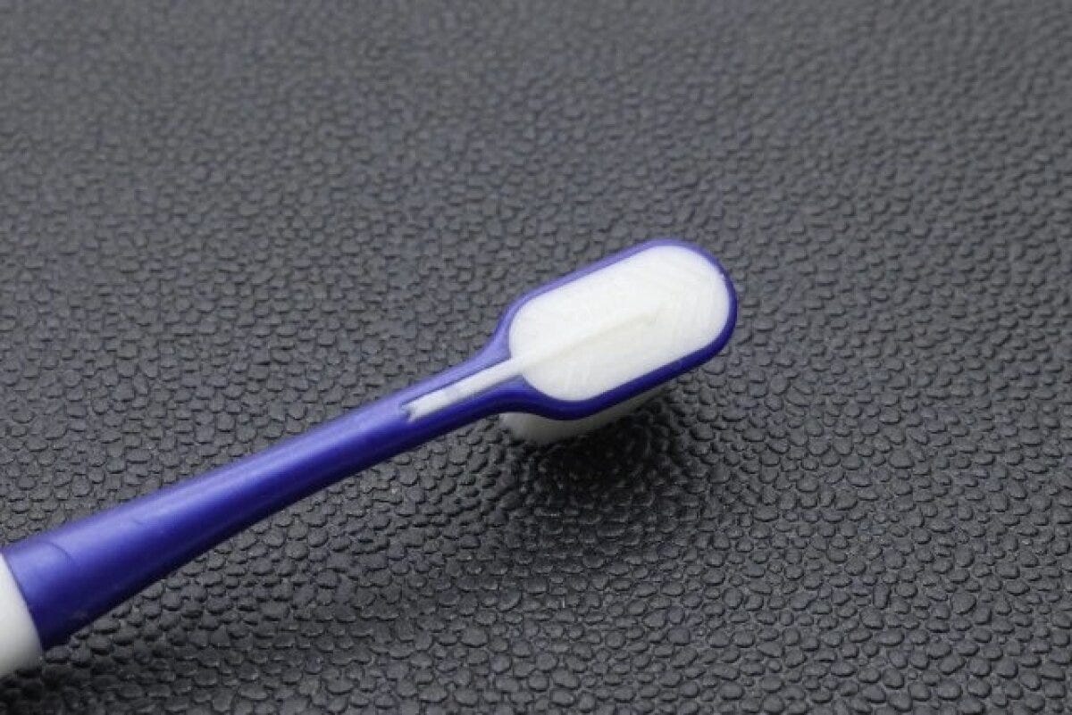 紫色の歯ブラシの裏側にある舌磨き用のブラシ部分 紫色の歯ブラシの裏側にある舌磨き用のブラシ部分