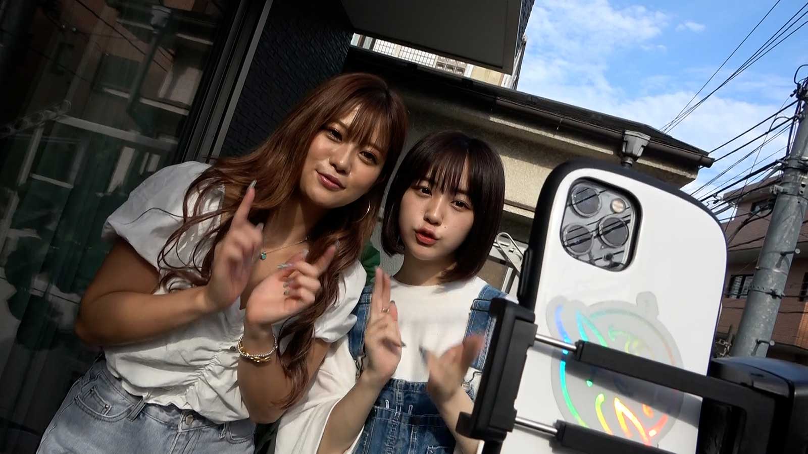 （右）なえなの （C）日本テレビ