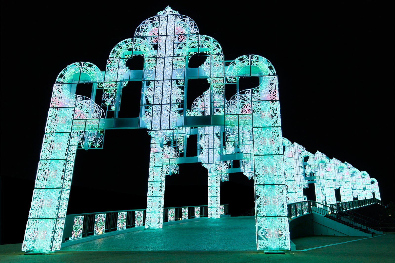 100万球のイルミネーションアーチ「幸運のレインボーアーチ」／画像提供：ラグーナテンボス