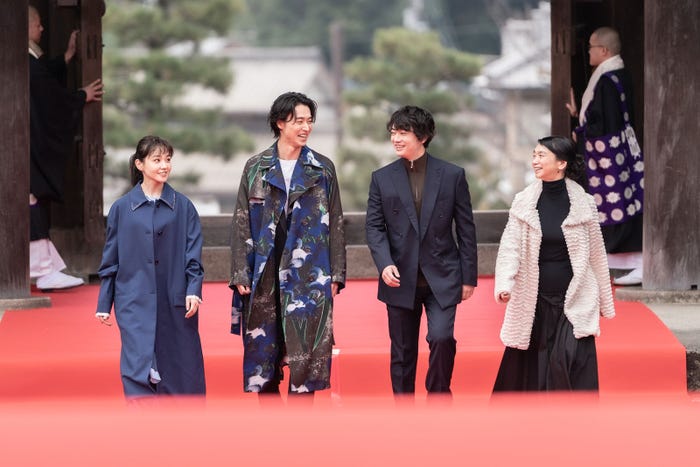 奈緒、山崎賢人、染谷将太、佐藤嗣麻子監督(C)2024映画「陰陽師0」製作委員会