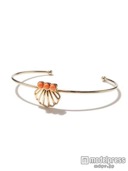 シェルモチーフ細バングル「Lily Brown」1,944円（税込）