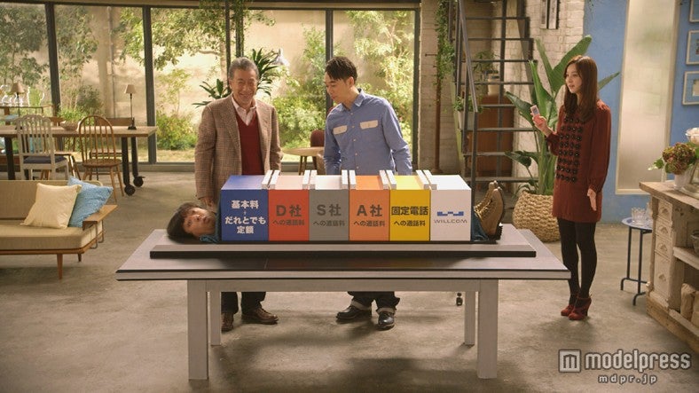 WILLCOM「だれとでも定額」の新CM「ボディカットマジック」編