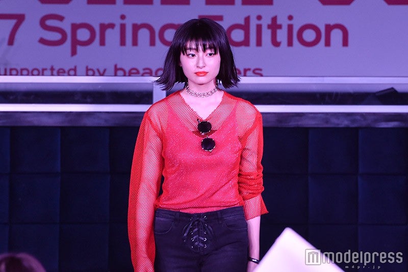 芸能界復帰の元“天才子役”吉川愛、ランウェイ登場で歓喜の歓声