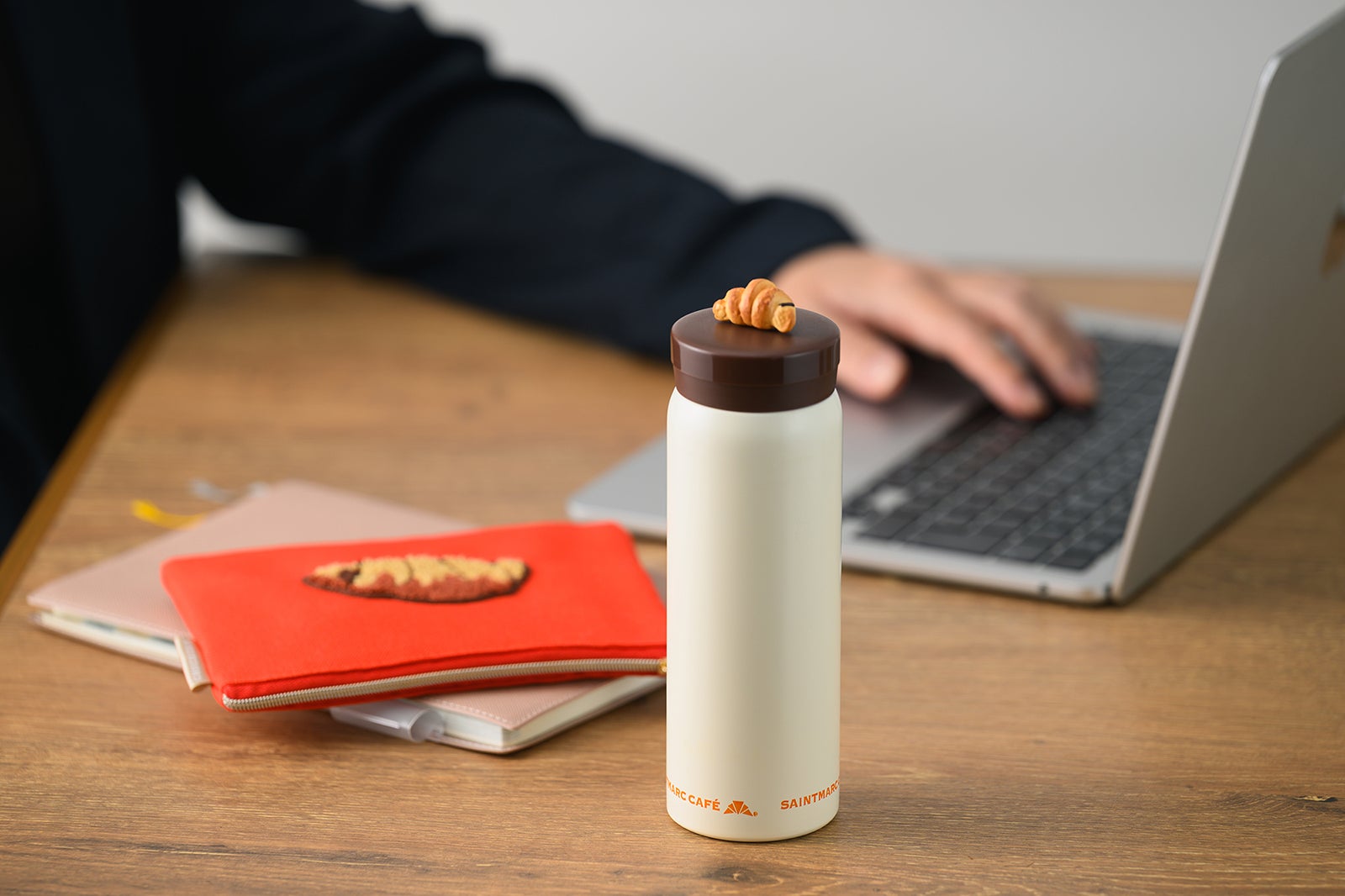 「サンマルクカフェ福袋2026」チョコクロチャーム付きタンブラー（提供写真）