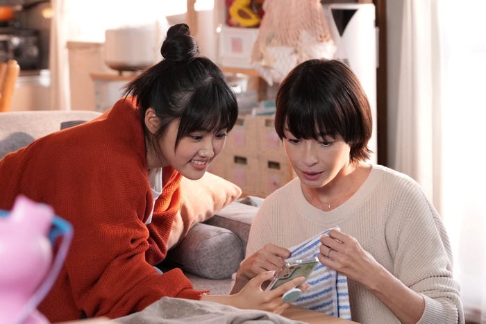 原菜乃華、宮沢りえ/「真犯人フラグ」第2話より(C)日本テレビ