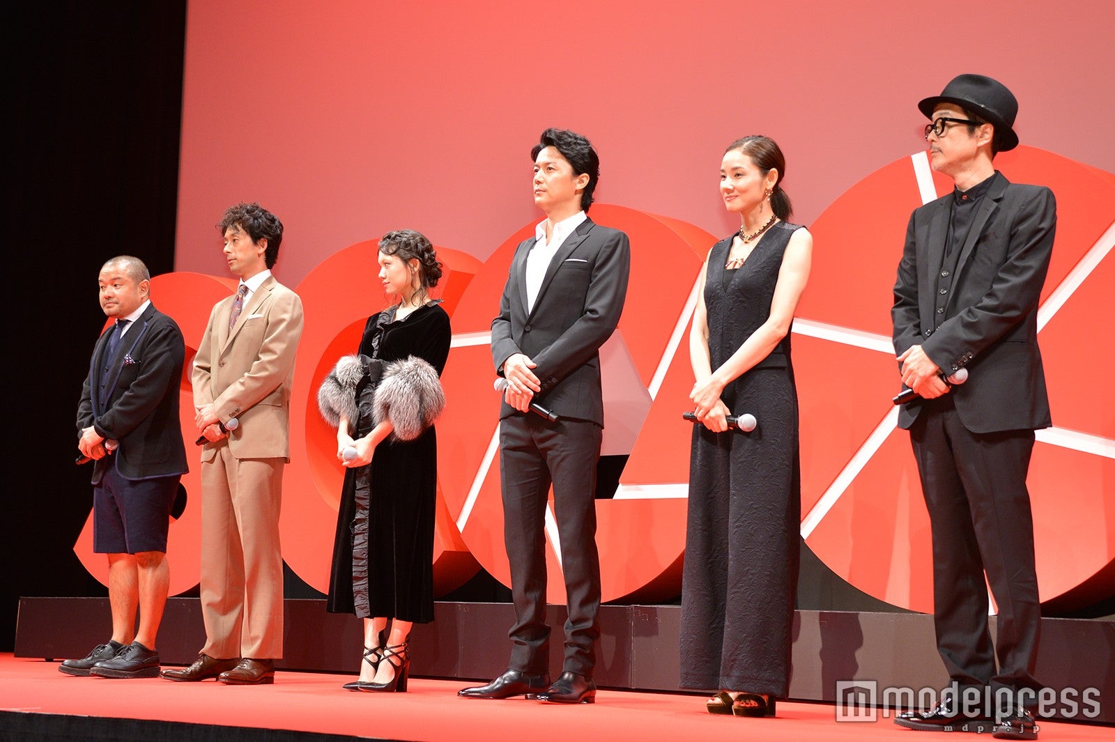 映画「SCOOP！」（10月1日公開）完成披露舞台あいさつ／左から：大根仁監督、滝藤賢一、二階堂ふみ、福山雅治、吉田羊、リリー・フランキー （C）モデルプレス