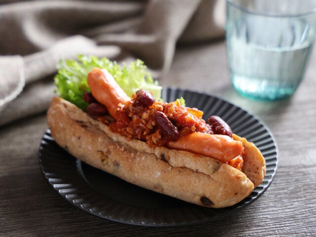 チリコンカン　パンにソーセージと一緒に挟んだ、ホットドッグ