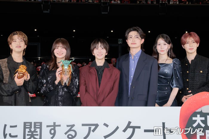 (左から)森愁斗(BUDDiiS)、吉川愛、綱啓永、板垣李光人、綱啓永、MOMONA(ME:I)、西山智樹(C)モデルプレス