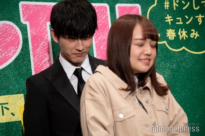 杉野遥亮バックハグ、する方もされるほうも緊張 (C)モデルプレス