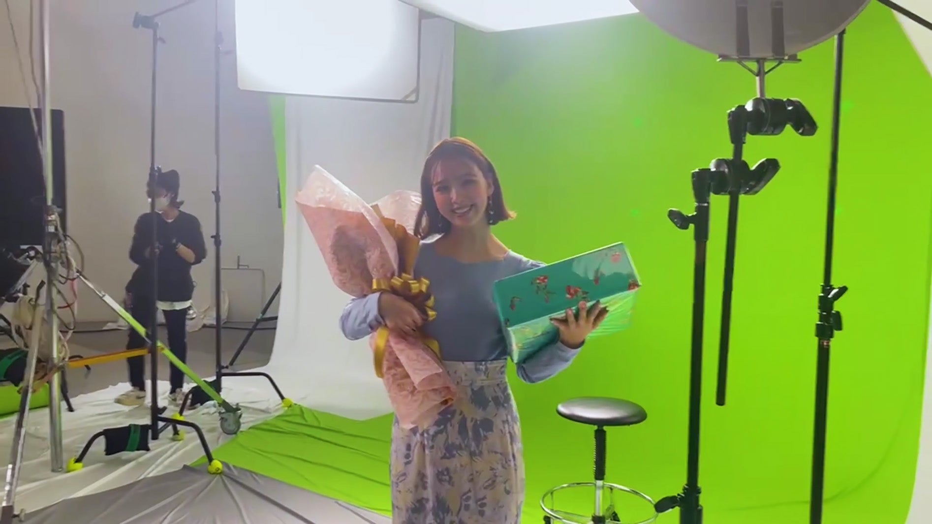 藤田ニコル／TVCM「ま～るく盛れる着やせブラ 欲張りにこるん篇」メイキングより（提供写真）