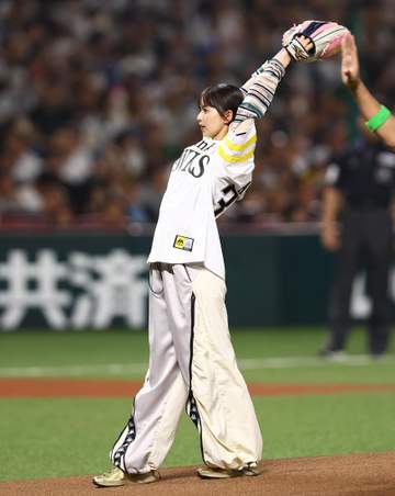 齋藤飛鳥が始球式に登場 豪快フォームに騒然 中継解説も驚き「野茂英雄さんばりのトルネードっぽい形で」