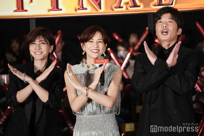 「ドクターX」ポーズをする内田有紀、米倉涼子、田中圭(C)モデルプレス