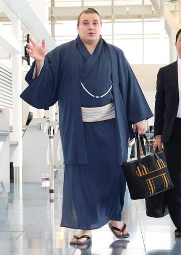 フランス高級バック手に安青錦がパリ公演に出発「自分らしく、いい相撲を取れたら」大の里、若隆景、熱海富士らが羽田空港に集結