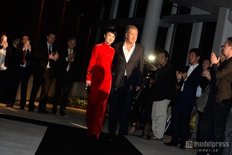 ブラックカーペットを歩く菊地凛子、マリオ・テスティーノ氏