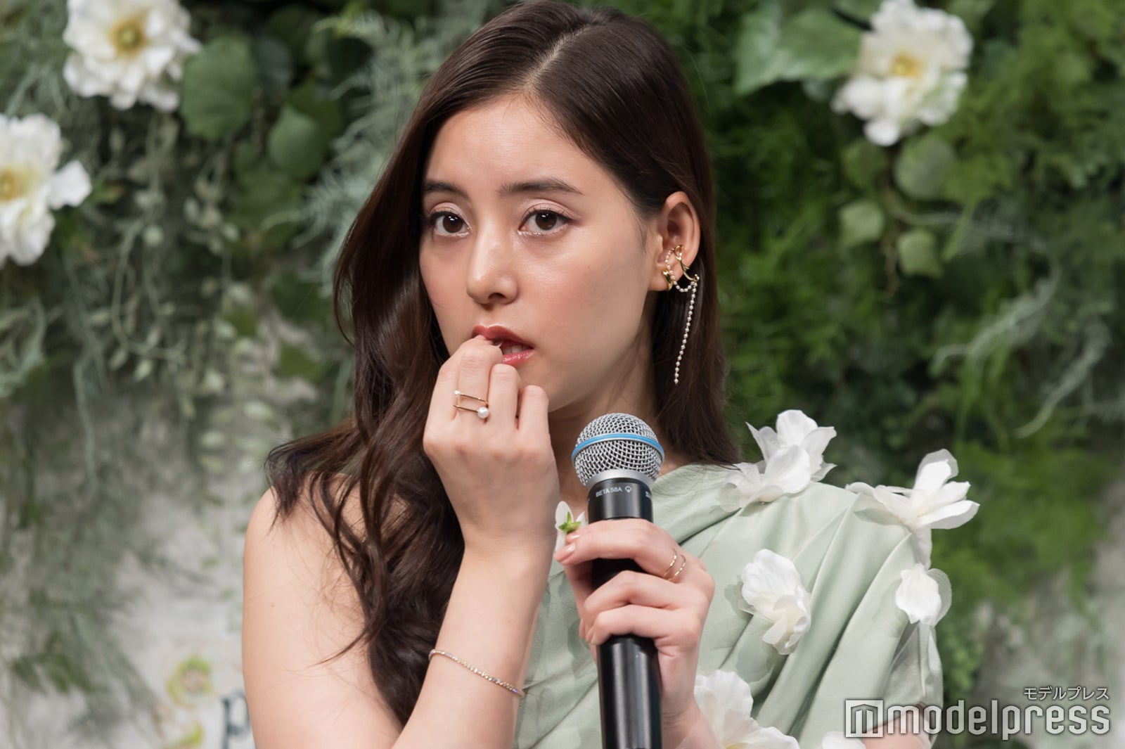 花を食べる新木優子（C）モデルプレス