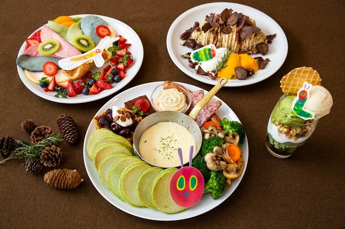 秋・冬の新メニュー「はらぺこあおむしパンケーキ」／画像提供：：フレーバーワークス