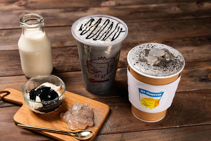 黒ゴマ豆花ラテ、黒ゴマわらびもちラテ　EAT IN：580円　TAKE OUT：570円（税込）／画像提供：TRANSIT GENERAL OFFICE