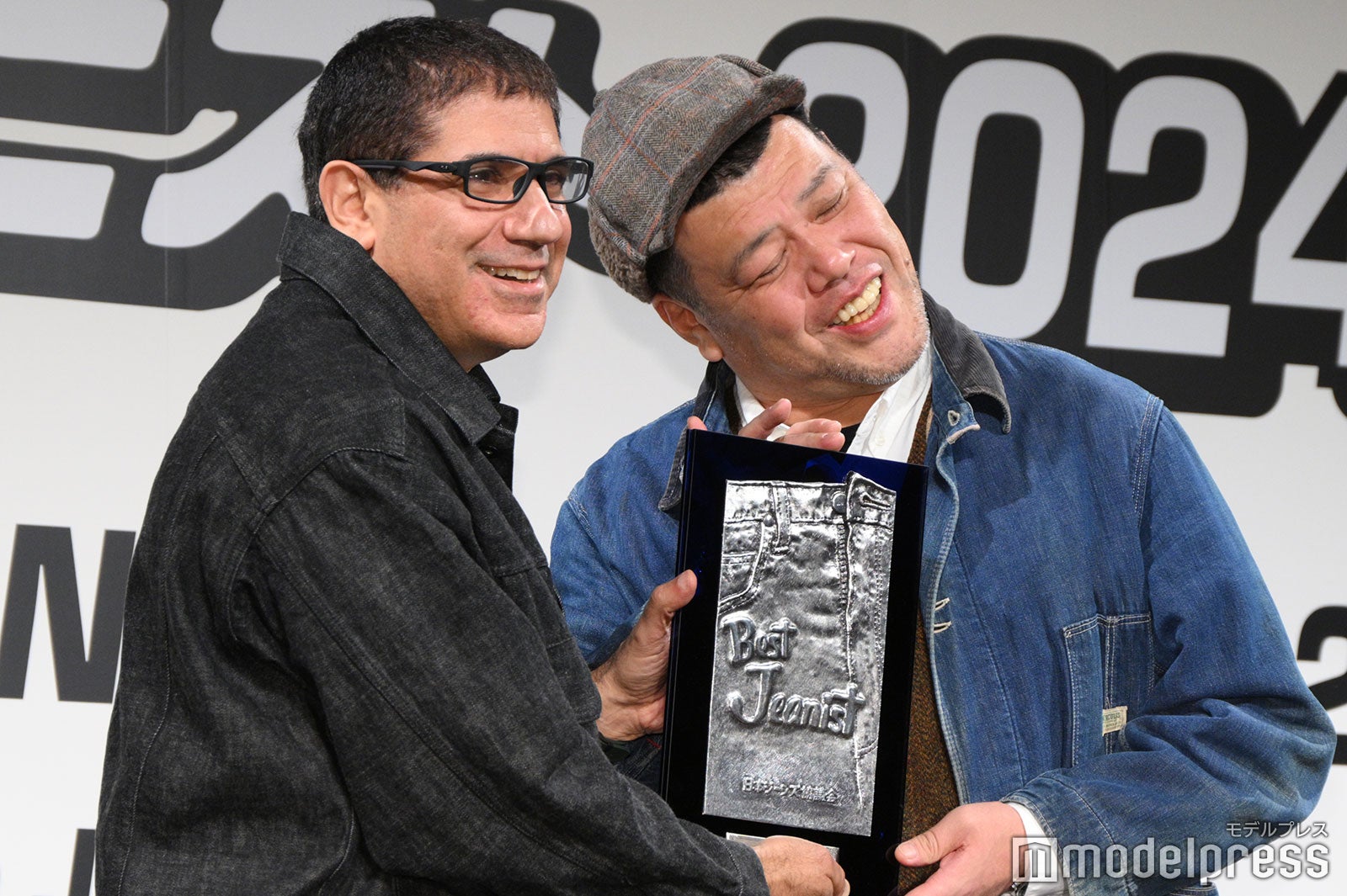 トロフィー授与のフォトタイムが「ちょっと長ない？」とツッコんだくっきー！（C）モデルプレス