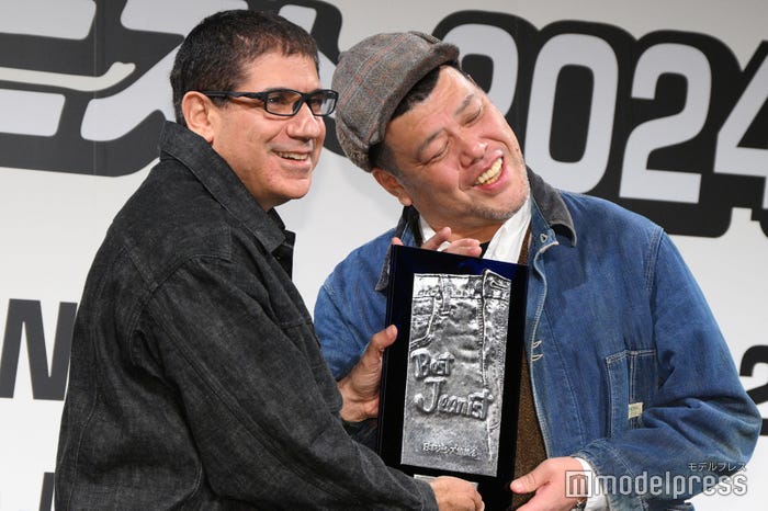 トロフィー授与のフォトタイムが「ちょっと長ない?」とツッコんだくっきー!(C)モデルプレス