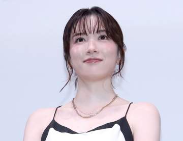 ワォ！歩いたら…白ドレスじゃなかった！久々姿の永野芽郁 意外な装いで視線クギ付け お値段もエグい世界的ブランド着こなす